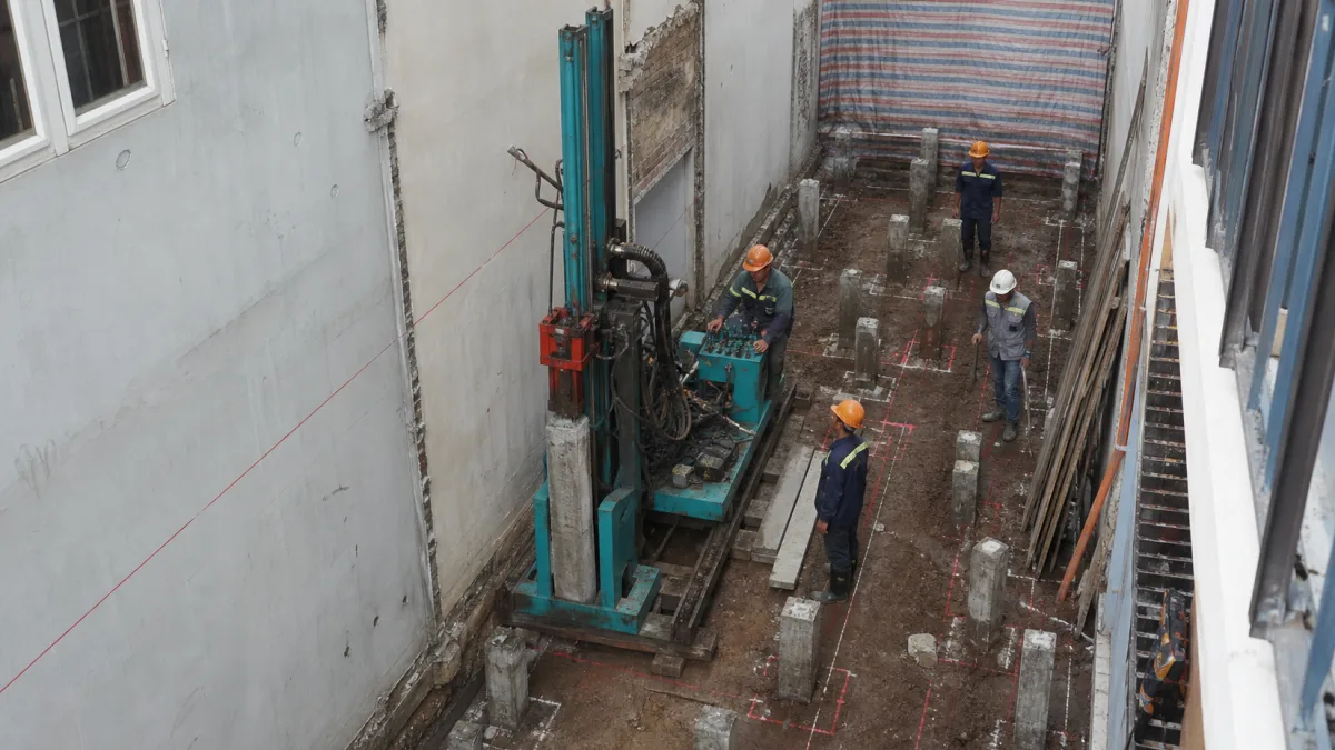 Ép cọc bê tông móng nhà